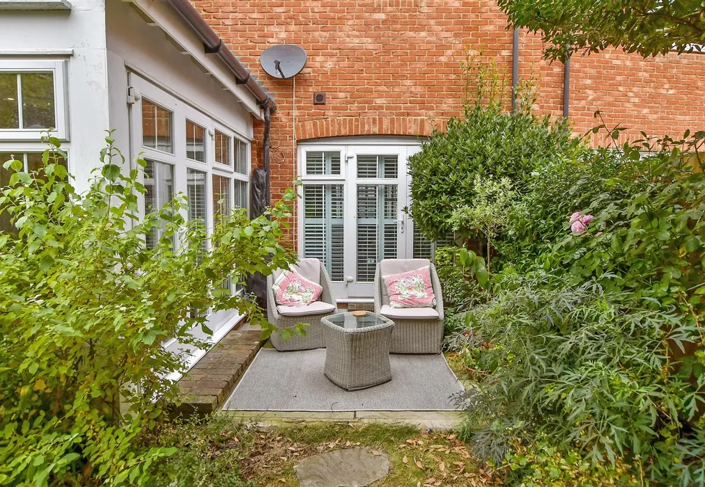 Rear Garden - Orient Court, Kings Hill, West Malling, Kent - Wards of Kent