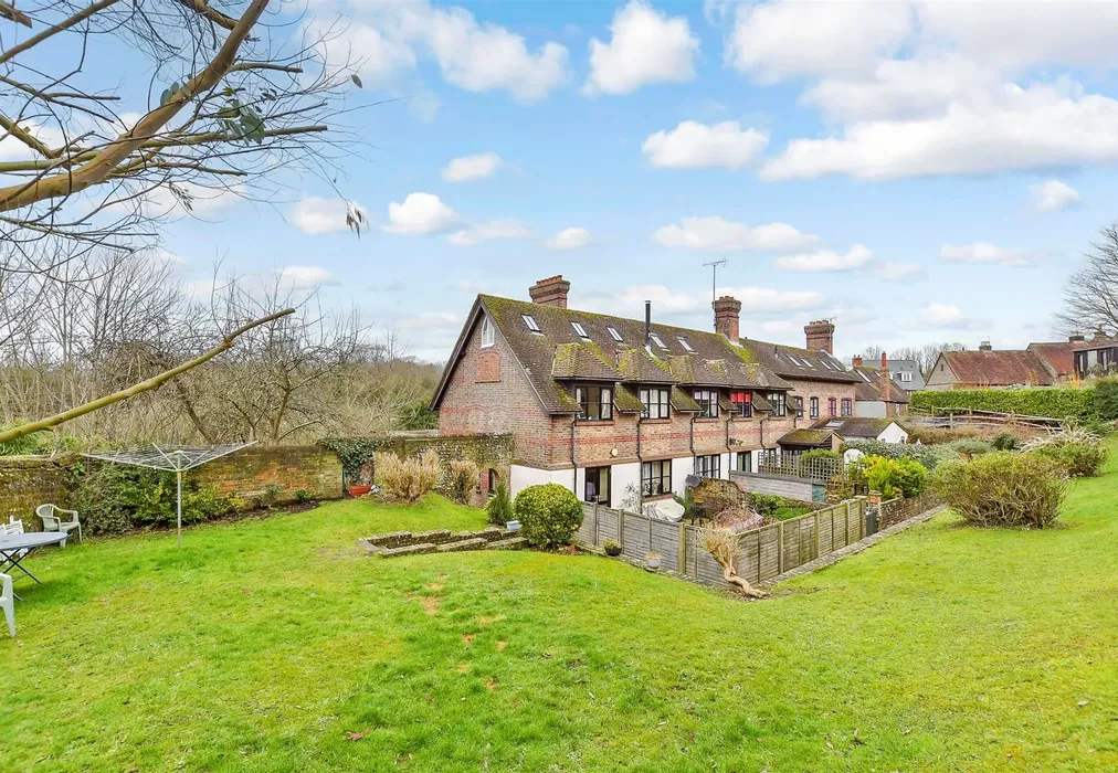 Communal Gardens - Mount Pleasant, Arundel, West Sussex - Wards of Kent