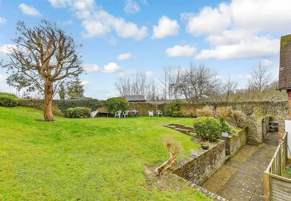 Communal Gardens - Mount Pleasant, Arundel, West Sussex - Wards of Kent