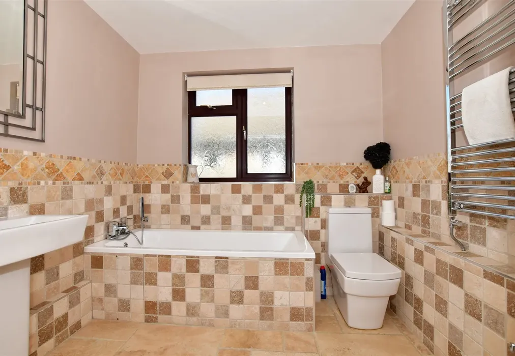 Bathroom - Merritt Road, Greatstone, New Romney, Kent - Wards of Kent