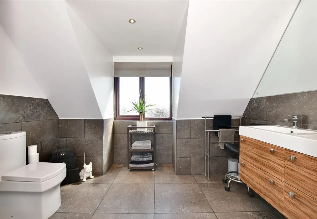 Bathroom - Merritt Road, Greatstone, New Romney, Kent - Wards of Kent