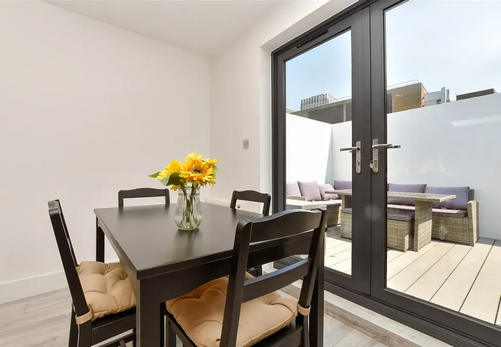 Internal Lifestyle Photograph - Church Street, Croydon, Surrey - Wards of Kent
