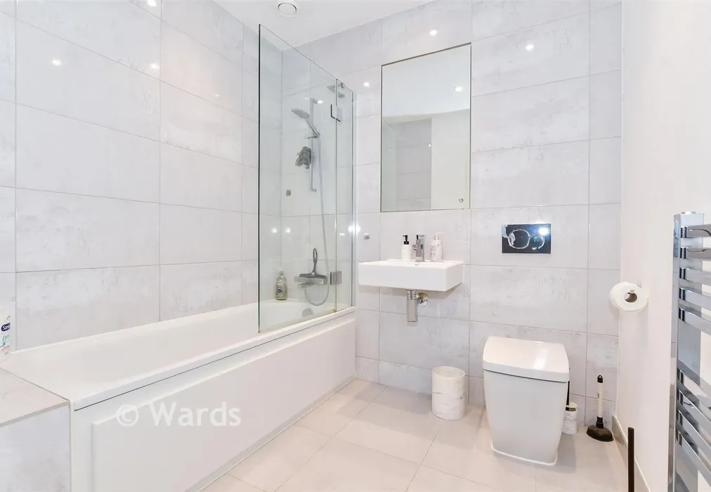 Bathroom - Walters Close, Snodland, Kent - Wards of Kent