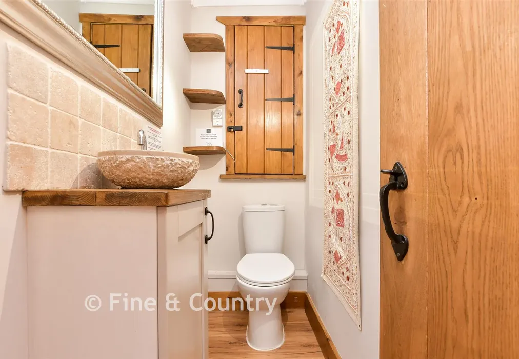 Cloakroom - Botany Road, Kingsgate, Broadstairs, Kent - Wards of Kent