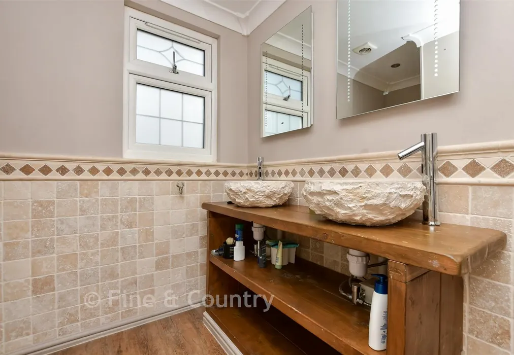 En-Suite - Botany Road, Kingsgate, Broadstairs, Kent - Wards of Kent