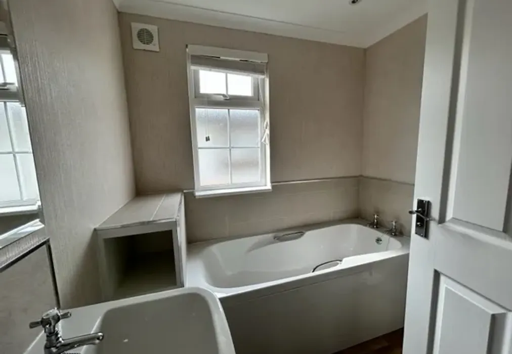 Bathroom - Maidstone Road, Staplehurst, Kent - Wards of Kent