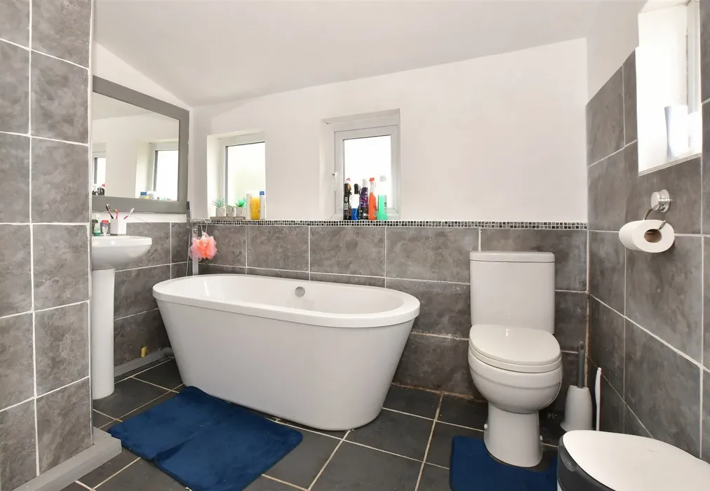 Bathroom - Cross Street, Sandown, Isle of Wight - Wards of Kent