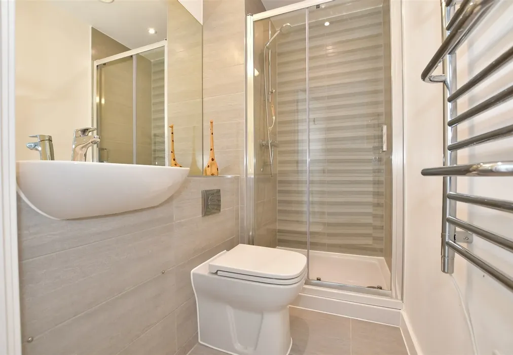 En-Suite - Leacon Road, Ashford, Kent - Wards of Kent