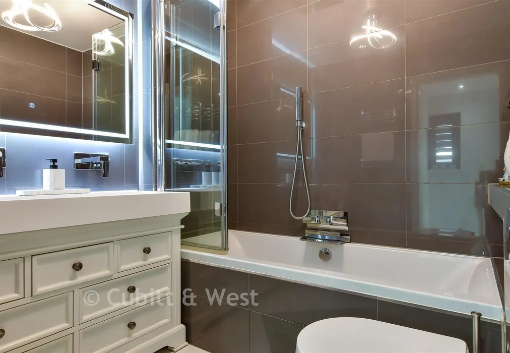 Bathroom - Crescent Drive North, Woodingdean, Brighton, East Sussex - Wards of Kent