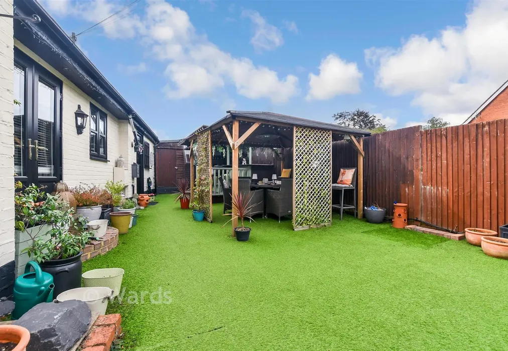Side Garden - Lees Road, Yalding, Kent - Wards of Kent