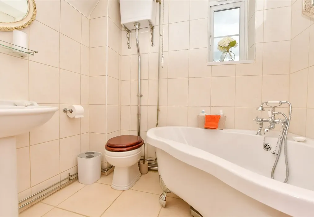 Bathroom - Stone Green, Stone, Tenterden, Kent - Wards of Kent