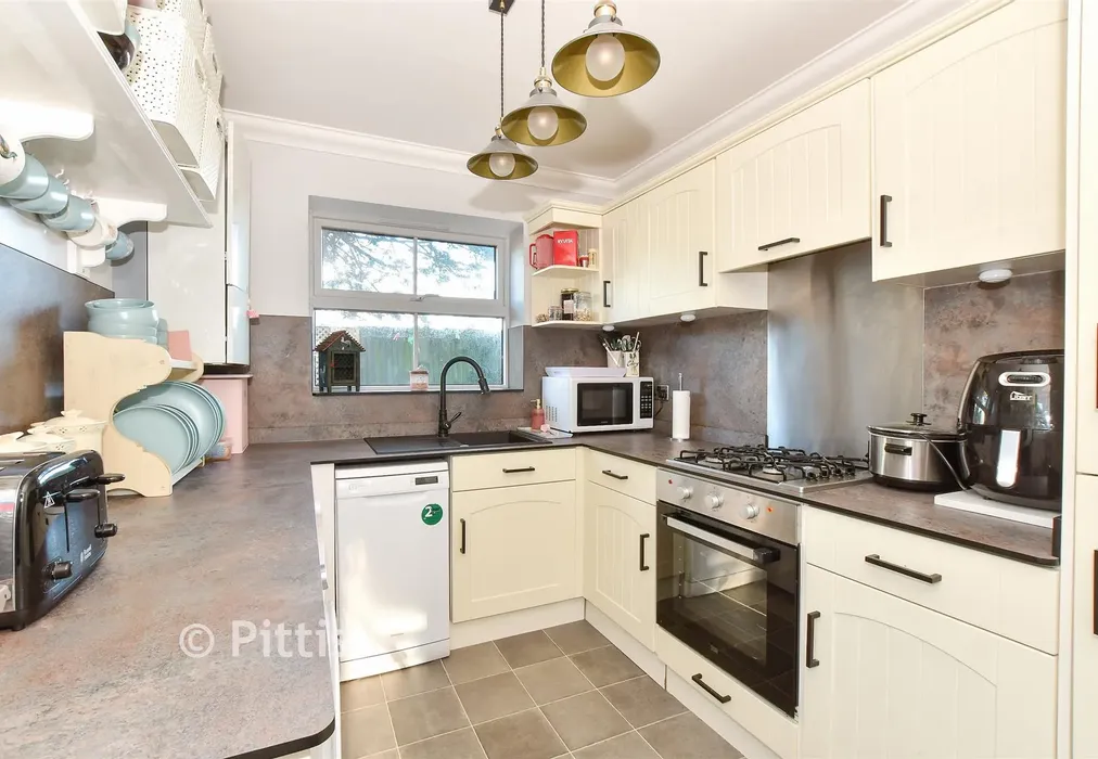 Kitchen - Heytesbury Road, Yarmouth, Isle of Wight - Wards of Kent