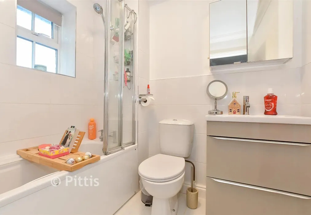 En-Suite Bathroom - Heytesbury Road, Yarmouth, Isle of Wight - Wards of Kent