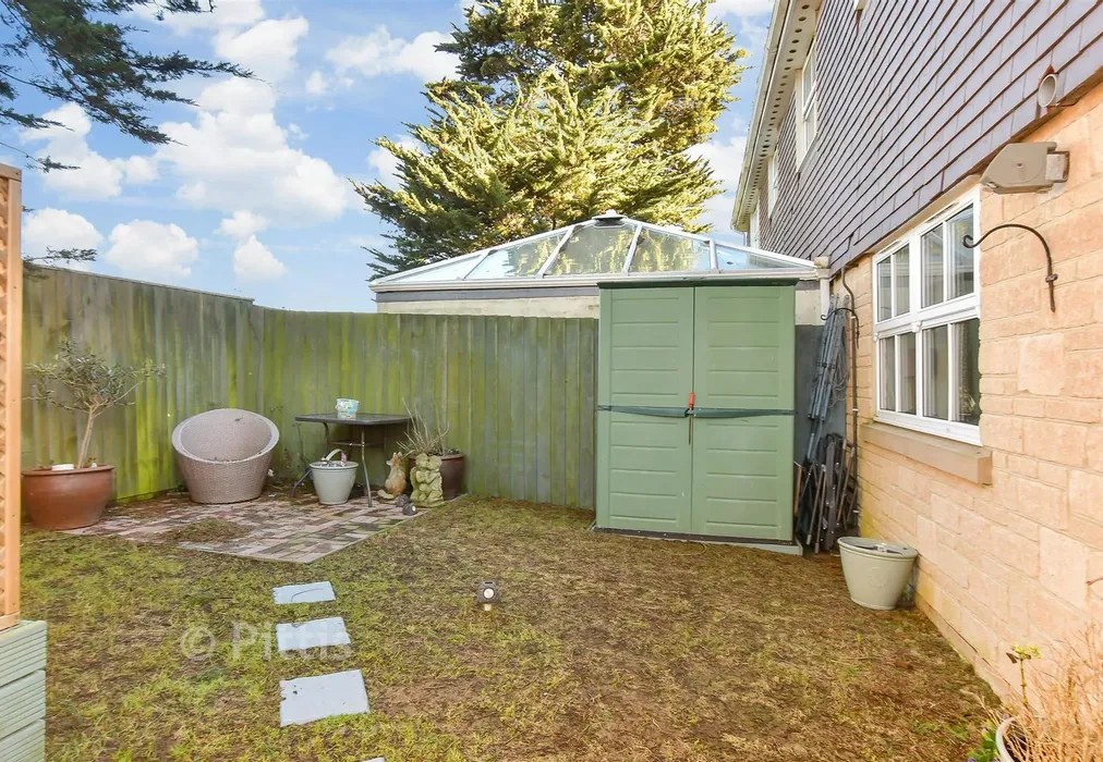 Rear Garden - Heytesbury Road, Yarmouth, Isle of Wight - Wards of Kent