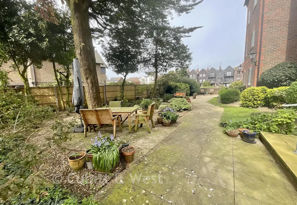 Communal Outside Area - Queen Street, Arundel, West Sussex - Wards of Kent