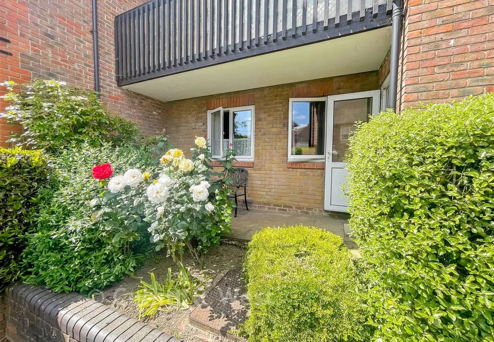 Front Patio - Queen Street, Arundel, West Sussex - Wards of Kent