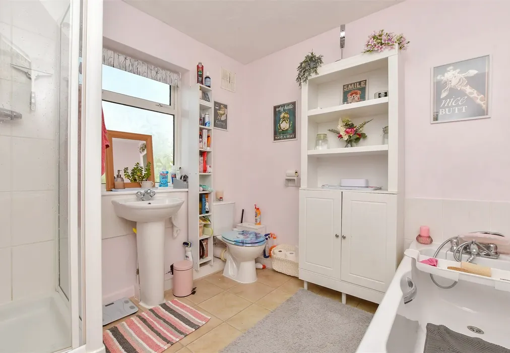 Bathroom - Norman Road, Broadstairs, Kent - Wards of Kent