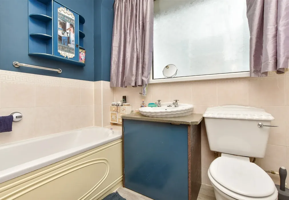 Bathroom - Clements Road, Ramsgate, Kent - Wards of Kent