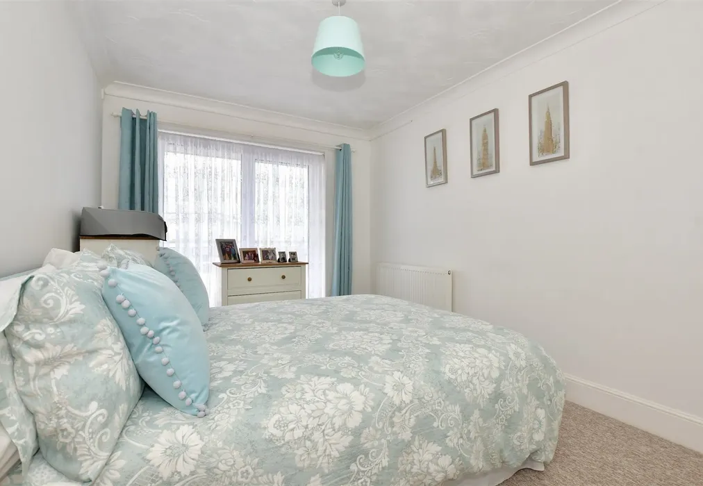 Bedroom 1 - Crescent Road, Shanklin, Isle of Wight - Wards of Kent