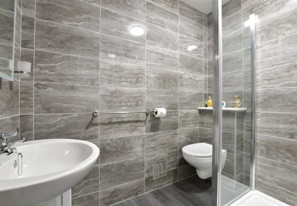 Shower Room - Crescent Road, Shanklin, Isle of Wight - Wards of Kent
