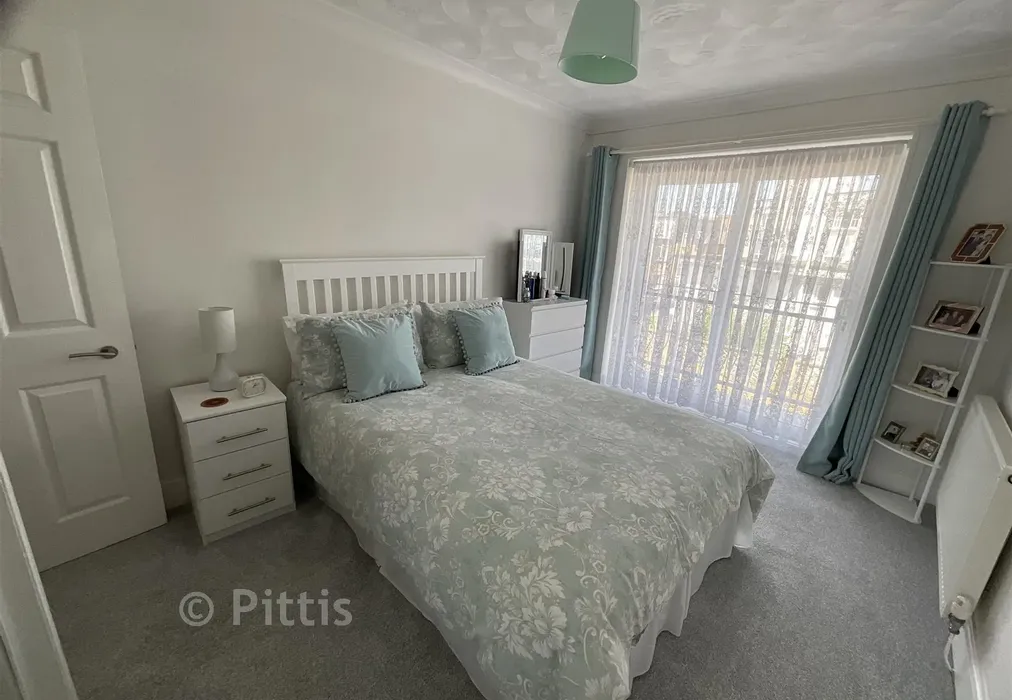 Bedroom 1 - Crescent Road, Shanklin, Isle of Wight - Wards of Kent