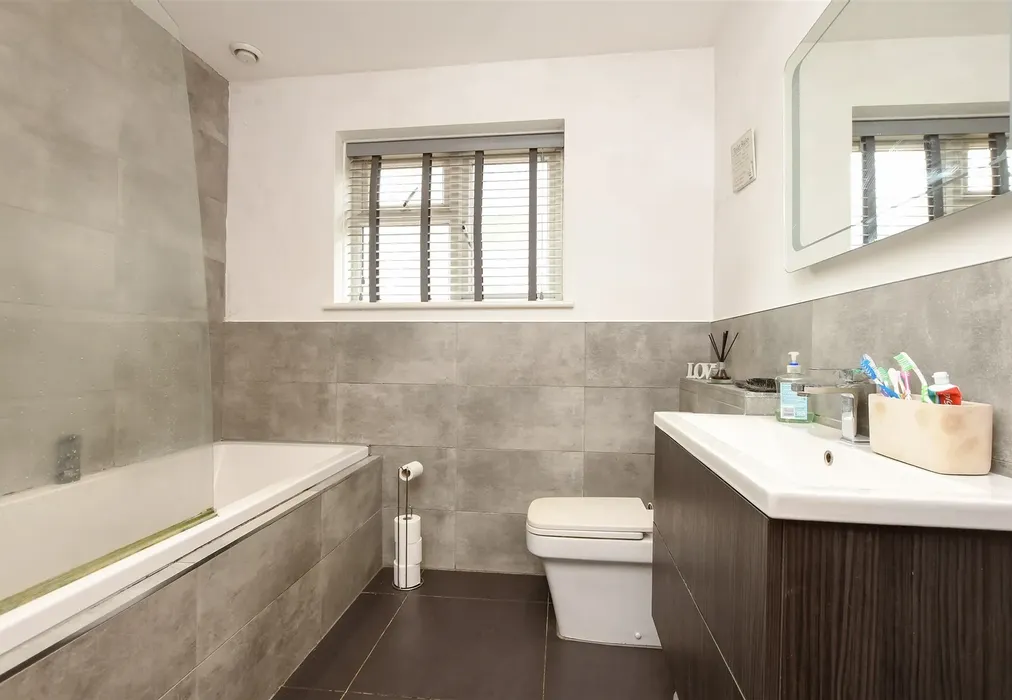 Family Bathroom - Antlands Lane, Shipley Bridge, Horley, Surrey - Wards of Kent