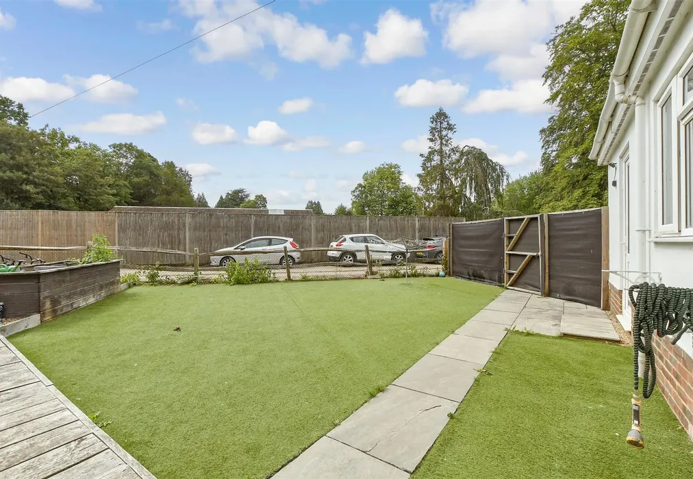 Side Garden - Antlands Lane, Shipley Bridge, Horley, Surrey - Wards of Kent
