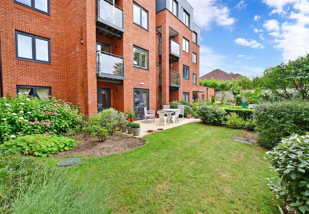 Communal Garden - Garland Road, East Grinstead, West Sussex - Wards of Kent