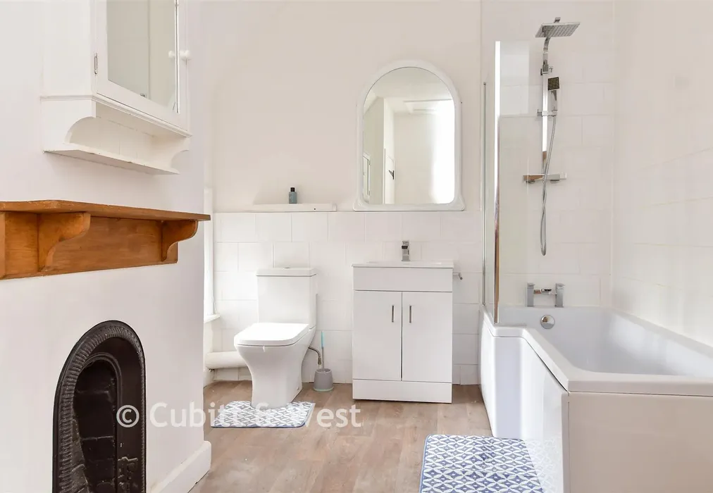 Bathroom - Maltravers Street, Arundel, West Sussex - Wards of Kent