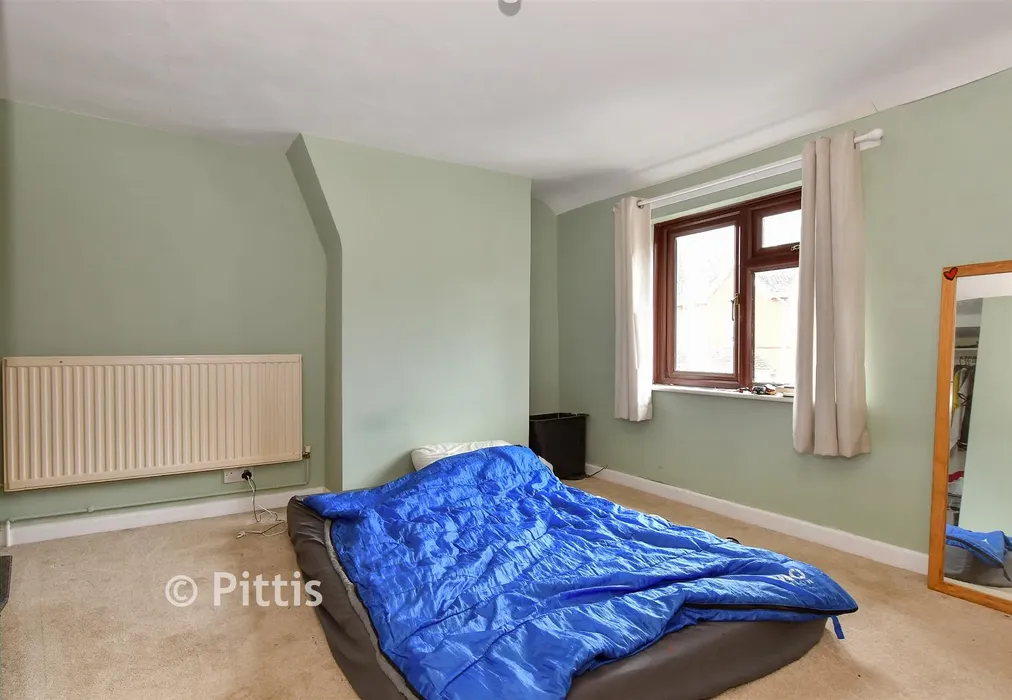Bedroom 1 - Castle Road, Newport, Isle of Wight - Wards of Kent