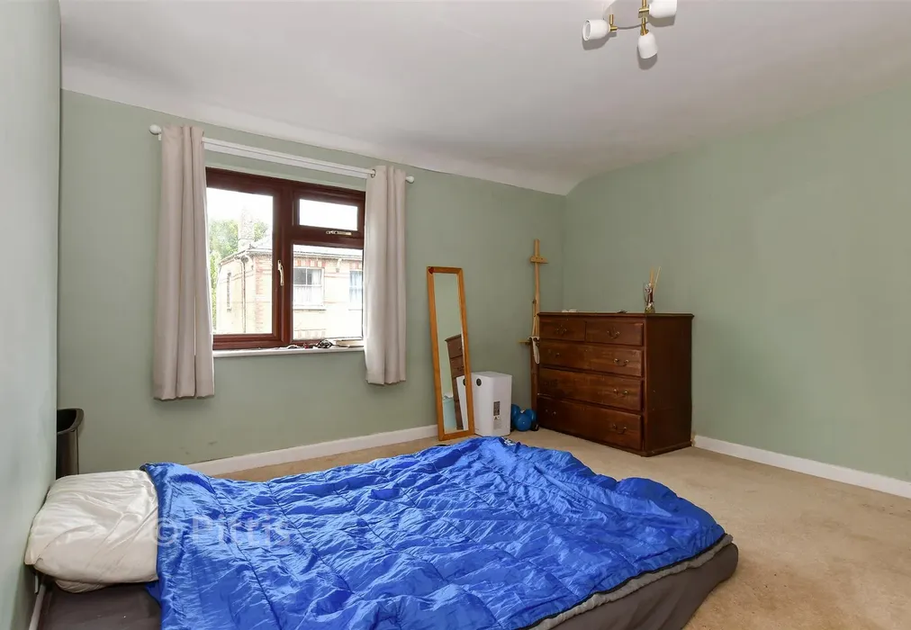 Bedroom 1 - Castle Road, Newport, Isle of Wight - Wards of Kent