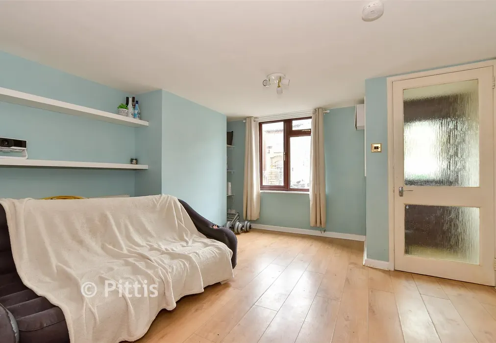 Lounge/Dining Room - Castle Road, Newport, Isle of Wight - Wards of Kent