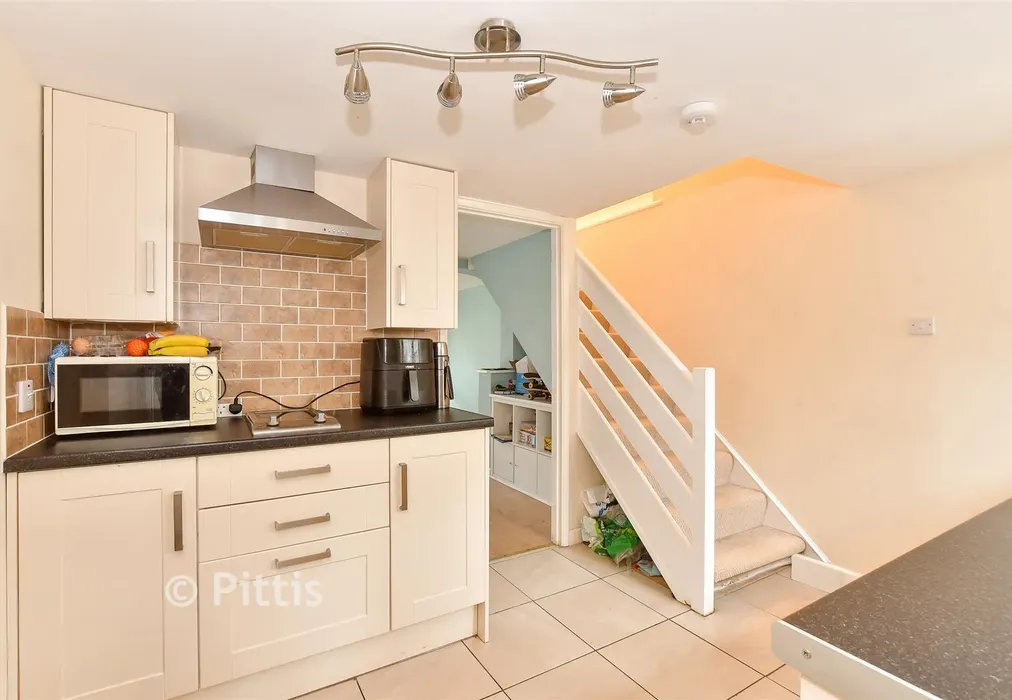 Kitchen - Castle Road, Newport, Isle of Wight - Wards of Kent