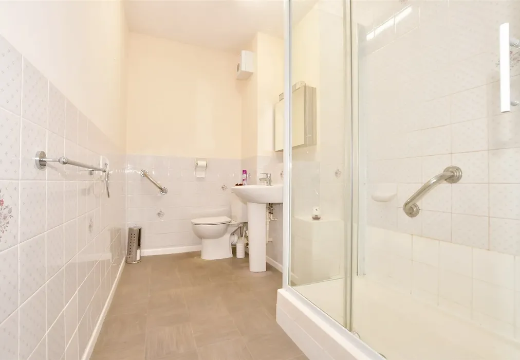 Shower Room - Station Road, Dorking, Surrey - Wards of Kent