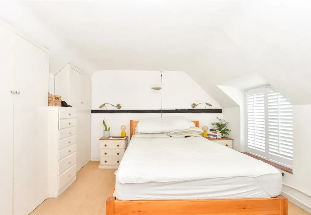 Bedroom 1 - Horsham Road, Handcross, West Sussex - Wards of Kent