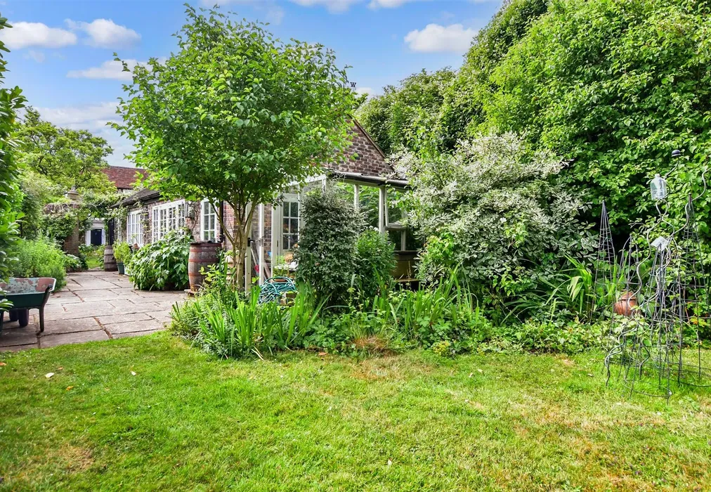 Workshop/Outbuildings - Chapel Lane, Chigwell, Essex - Wards of Kent