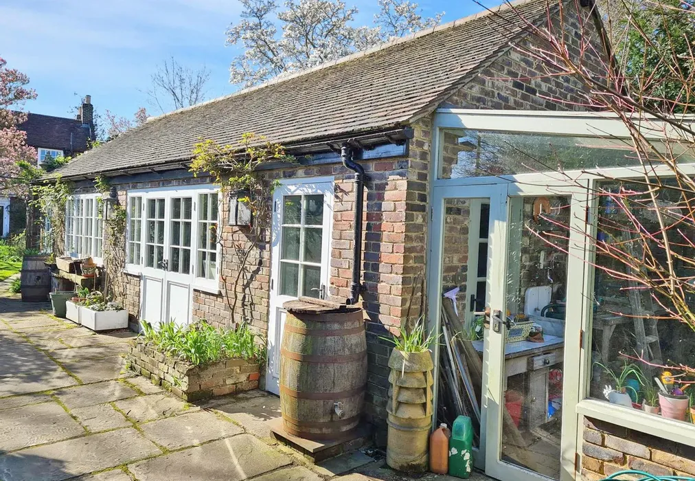 Outbuilding - Chapel Lane, Chigwell, Essex - Wards of Kent