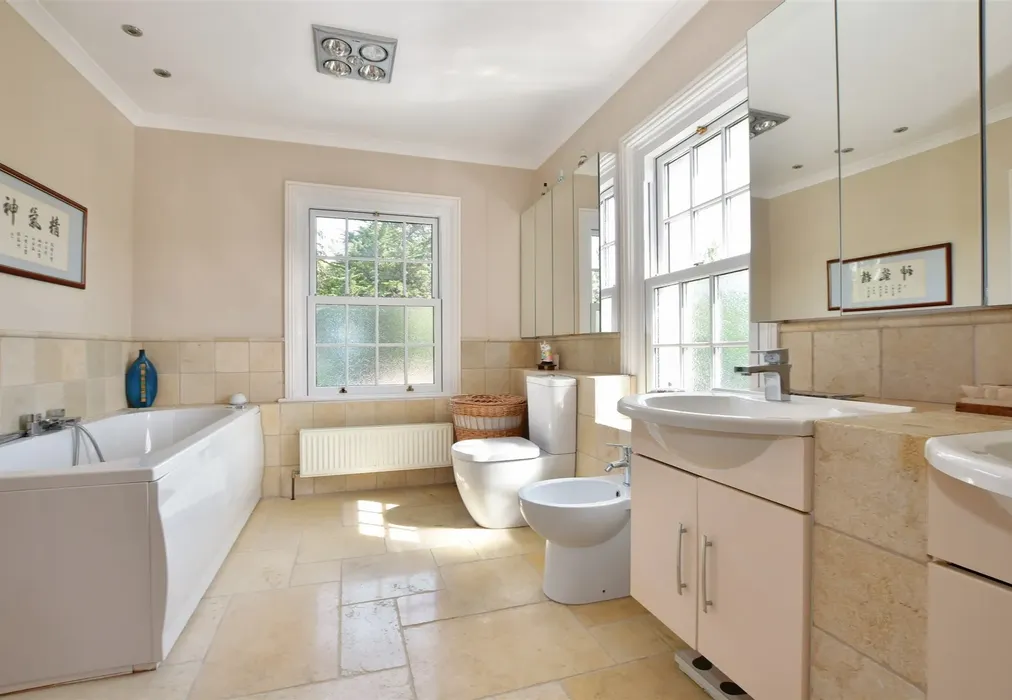 En-Suite Bathroom - Port La Salle, Bouldnor, Yarmouth, Isle of Wight - Wards of Kent