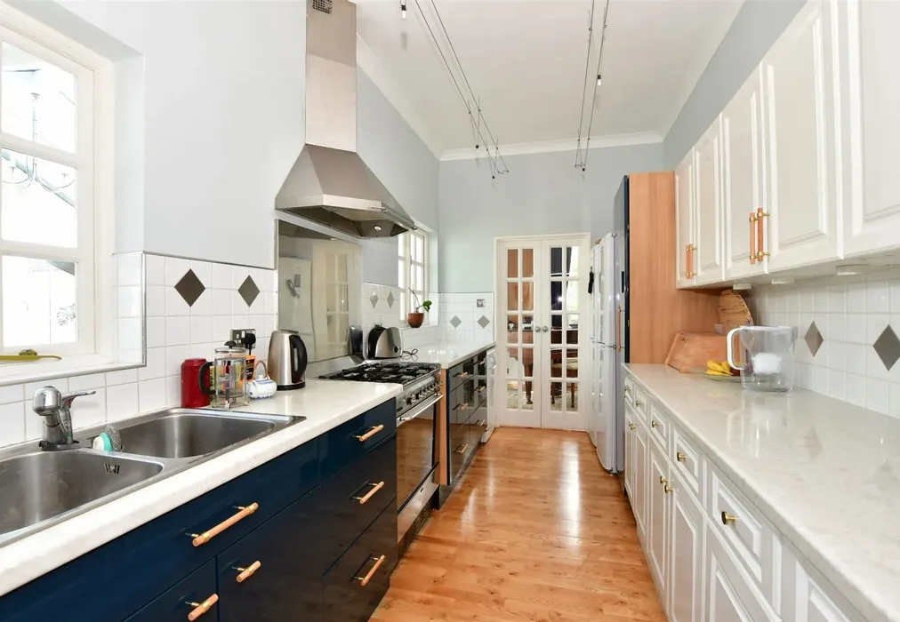 Kitchen - Port La Salle, Bouldnor, Yarmouth, Isle of Wight - Wards of Kent