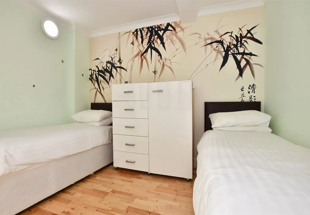 Annex Snug - Port La Salle, Bouldnor, Yarmouth, Isle of Wight - Wards of Kent