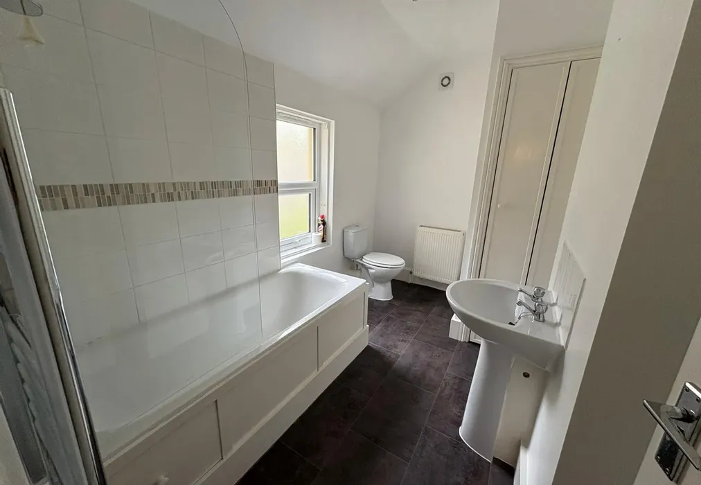 Bathroom - Baltic Road, Tonbridge, Kent - Wards of Kent