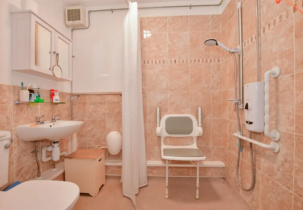 Shower Room - Queen Street, Deal, Kent - Wards of Kent