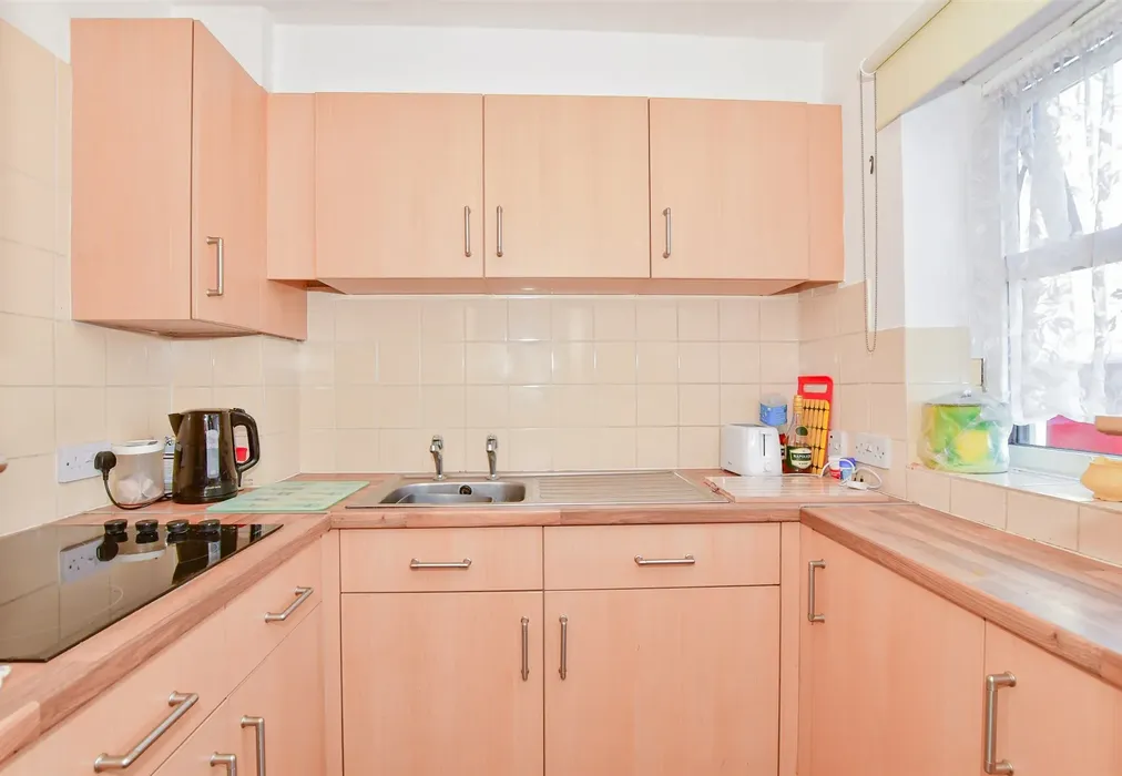 Kitchen - Queen Street, Deal, Kent - Wards of Kent