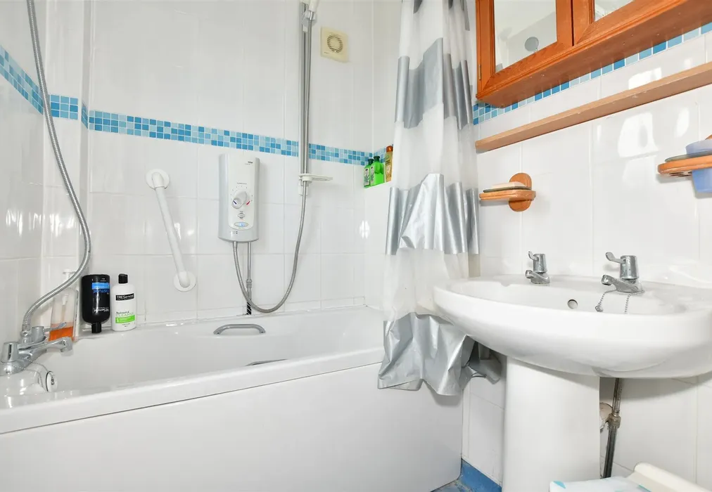 Bathroom - Mill Lane, Northbourne, Deal, Kent - Wards of Kent