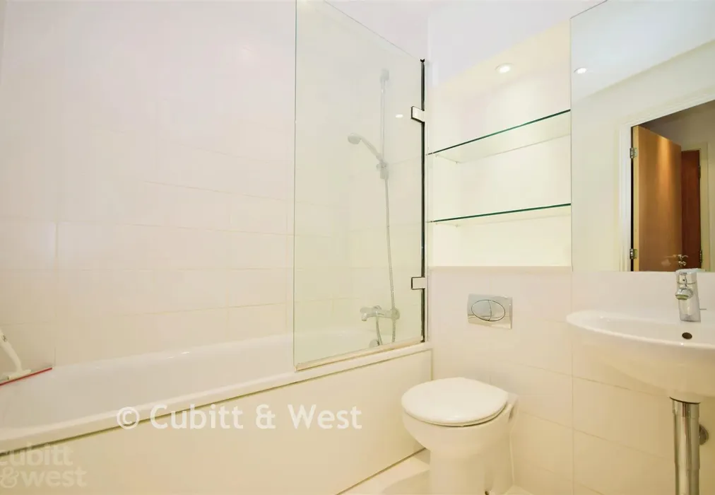 Bathroom - Admiralty Road, Portsmouth, Hampshire - Wards of Kent