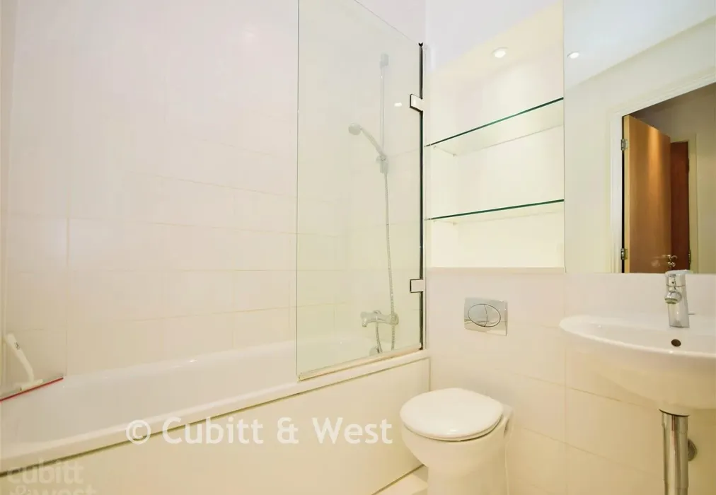 Bathroom - Admiralty Road, Portsmouth, Hampshire - Wards of Kent