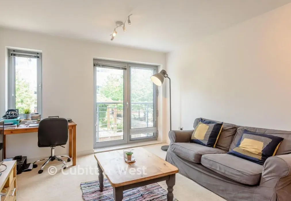 Lounge - Admiralty Road, Portsmouth, Hampshire - Wards of Kent