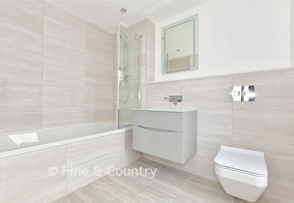 Bathroom - Ocean View, Fitzroy Avenue, Broadstairs, Kent - Wards of Kent