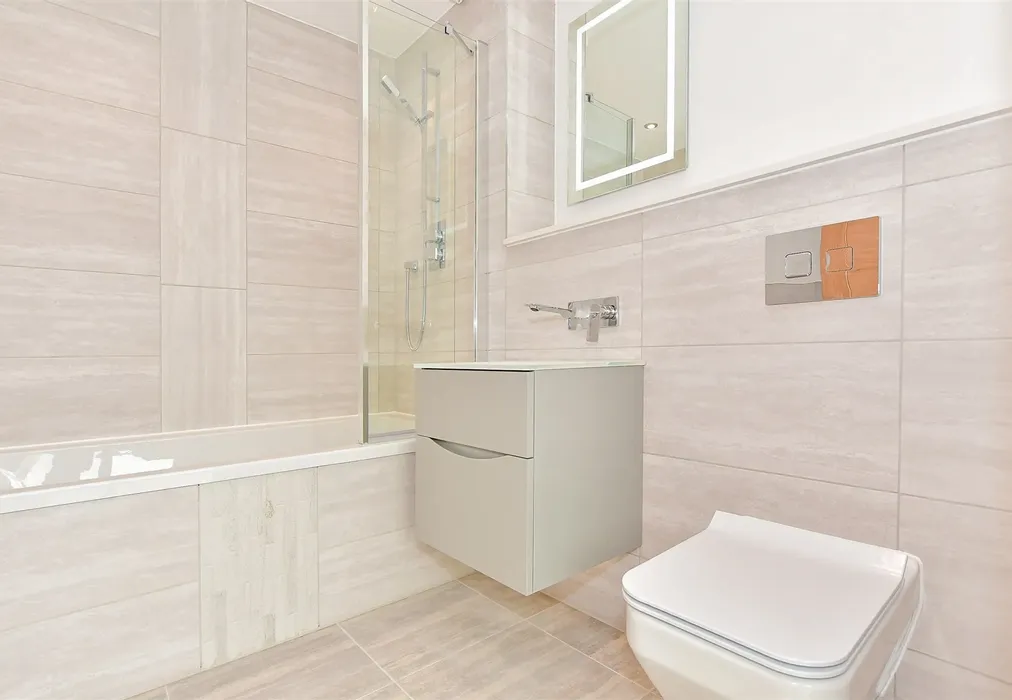Bathroom - Ocean View, Fitzroy Avenue, Broadstairs, Kent - Wards of Kent