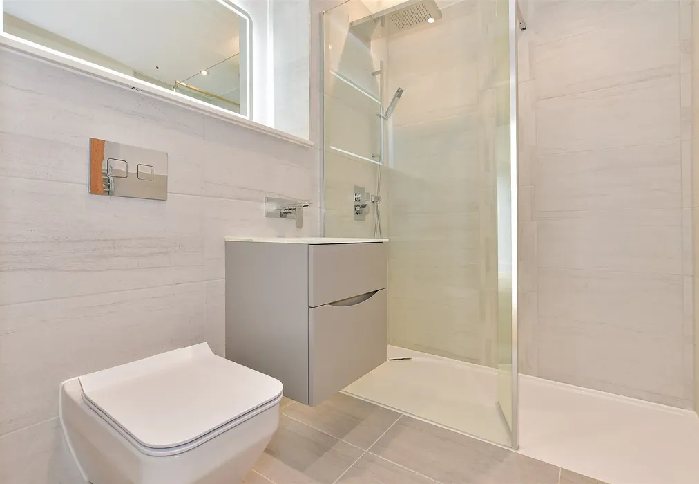 En-Suite - Ocean View, Fitzroy Avenue, Broadstairs, Kent - Wards of Kent